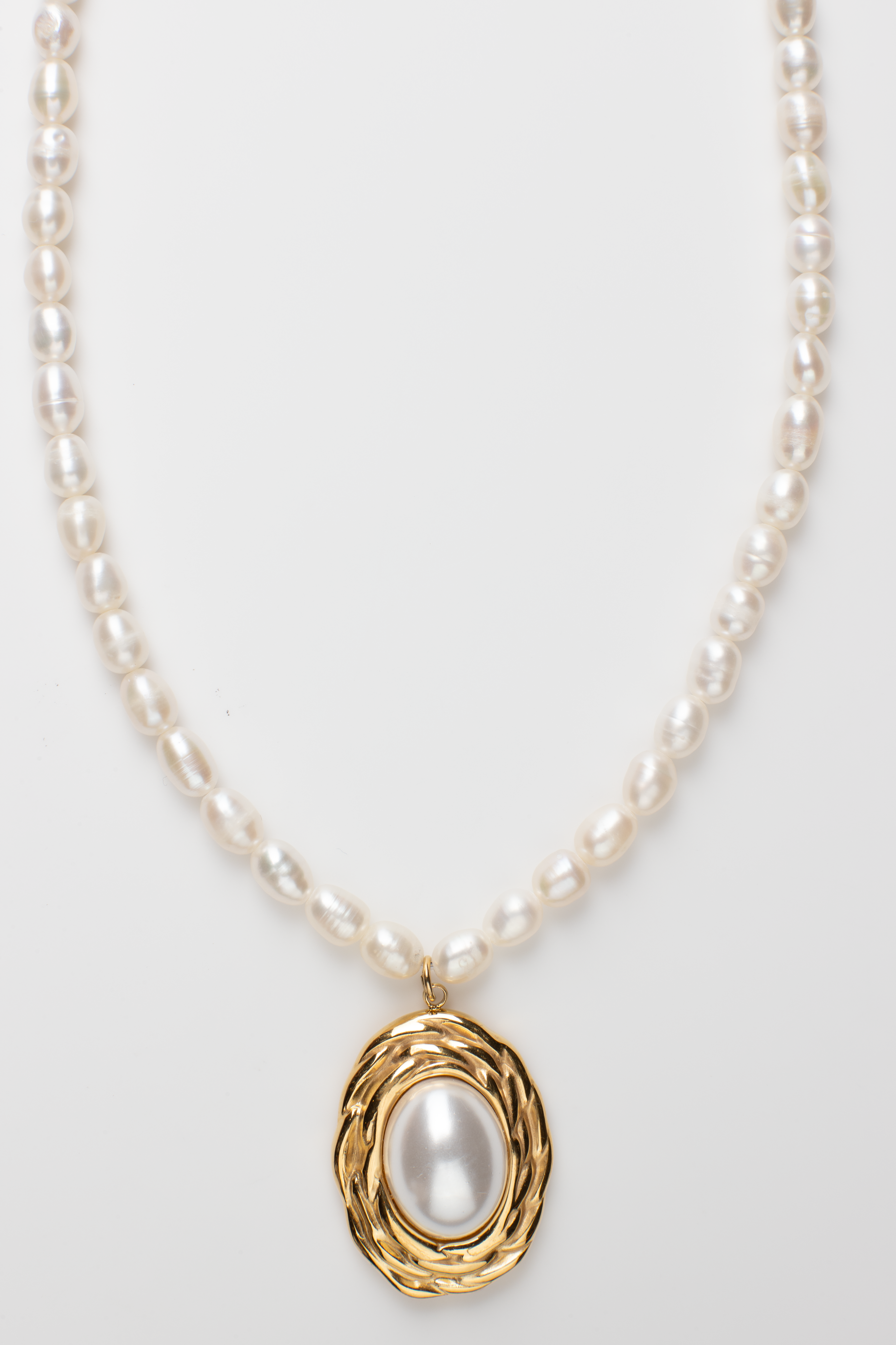 Vintage Elegance - Luxurious Pearl Necklace with Pendant in Gold