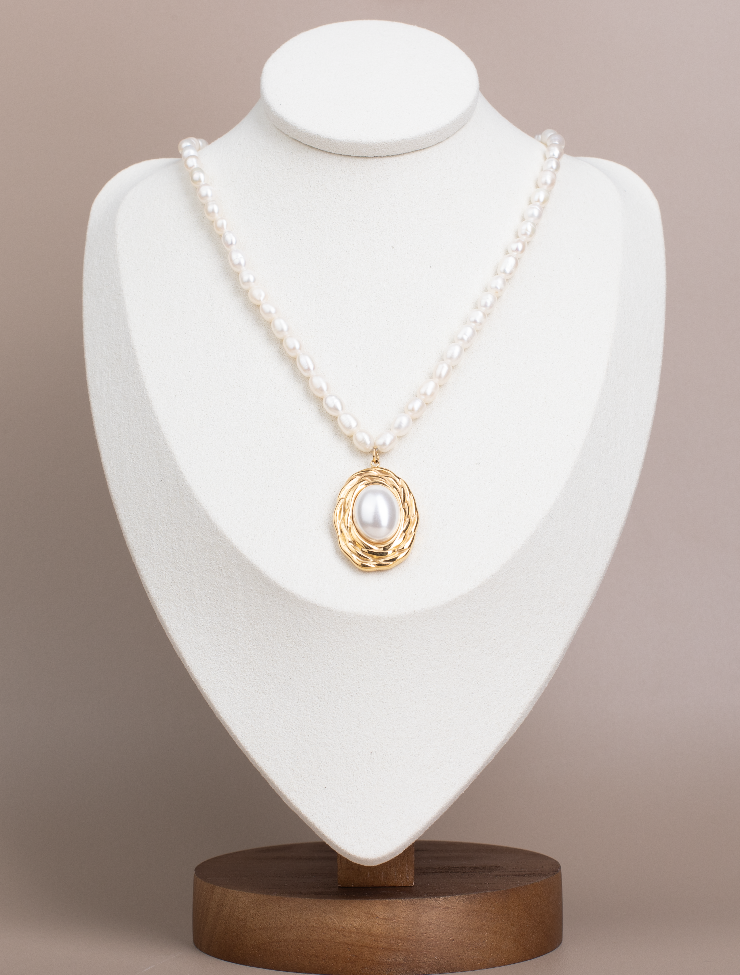 Vintage Elegance - Luxurious Pearl Necklace with Pendant in Gold