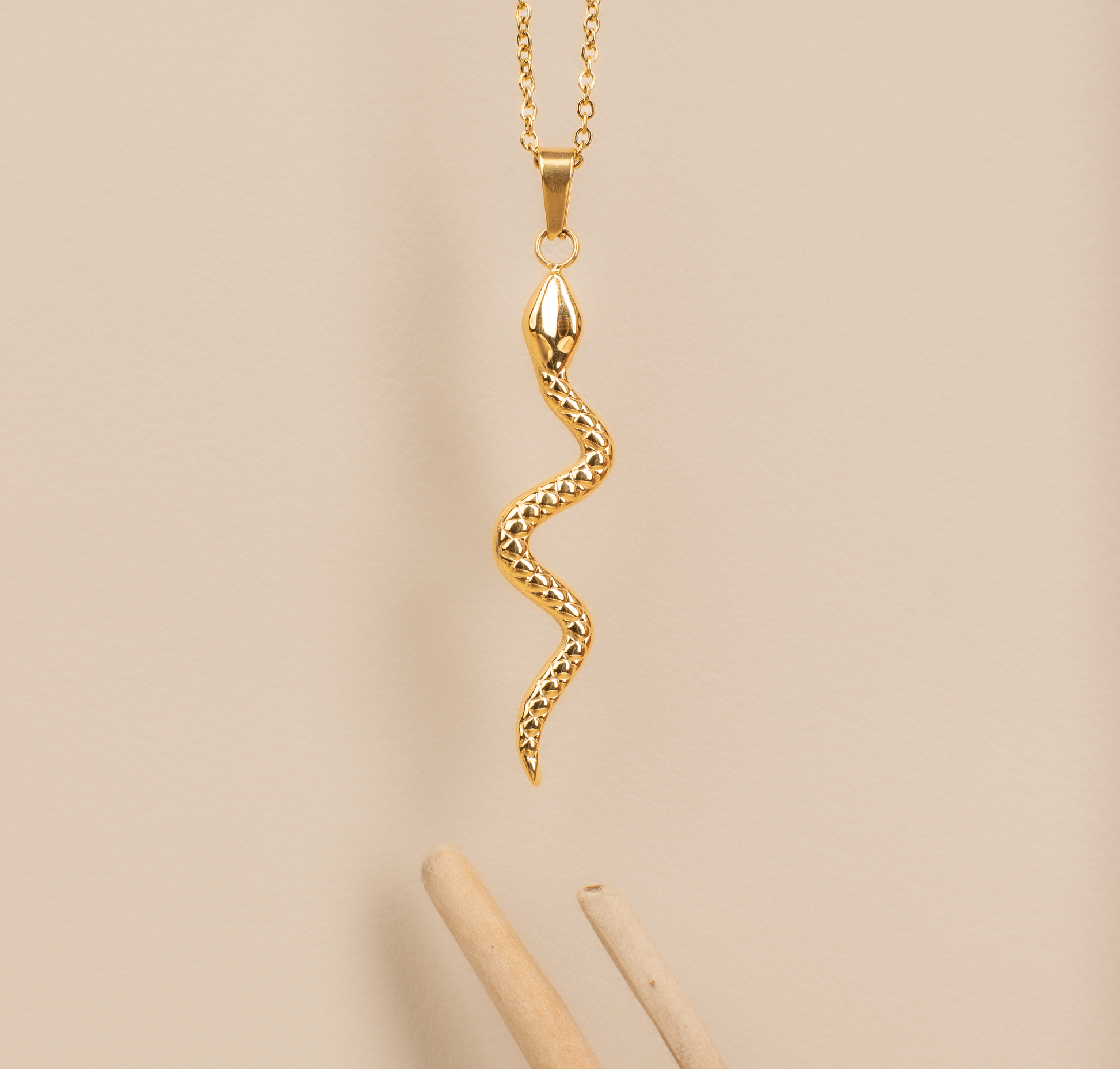 Radiant Serpentine Necklace: Vivid, Graceful Lines in Shiny Gold