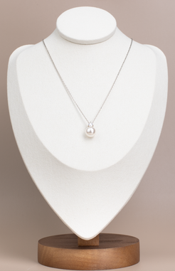 Pearl Pendant Necklace with White Pearls and Sparkling Gem