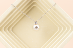 Pearl Pendant Necklace with White Pearls and Sparkling Gem