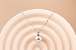 Pearl Pendant Necklace with Gray Pearls and Sparkling Gem