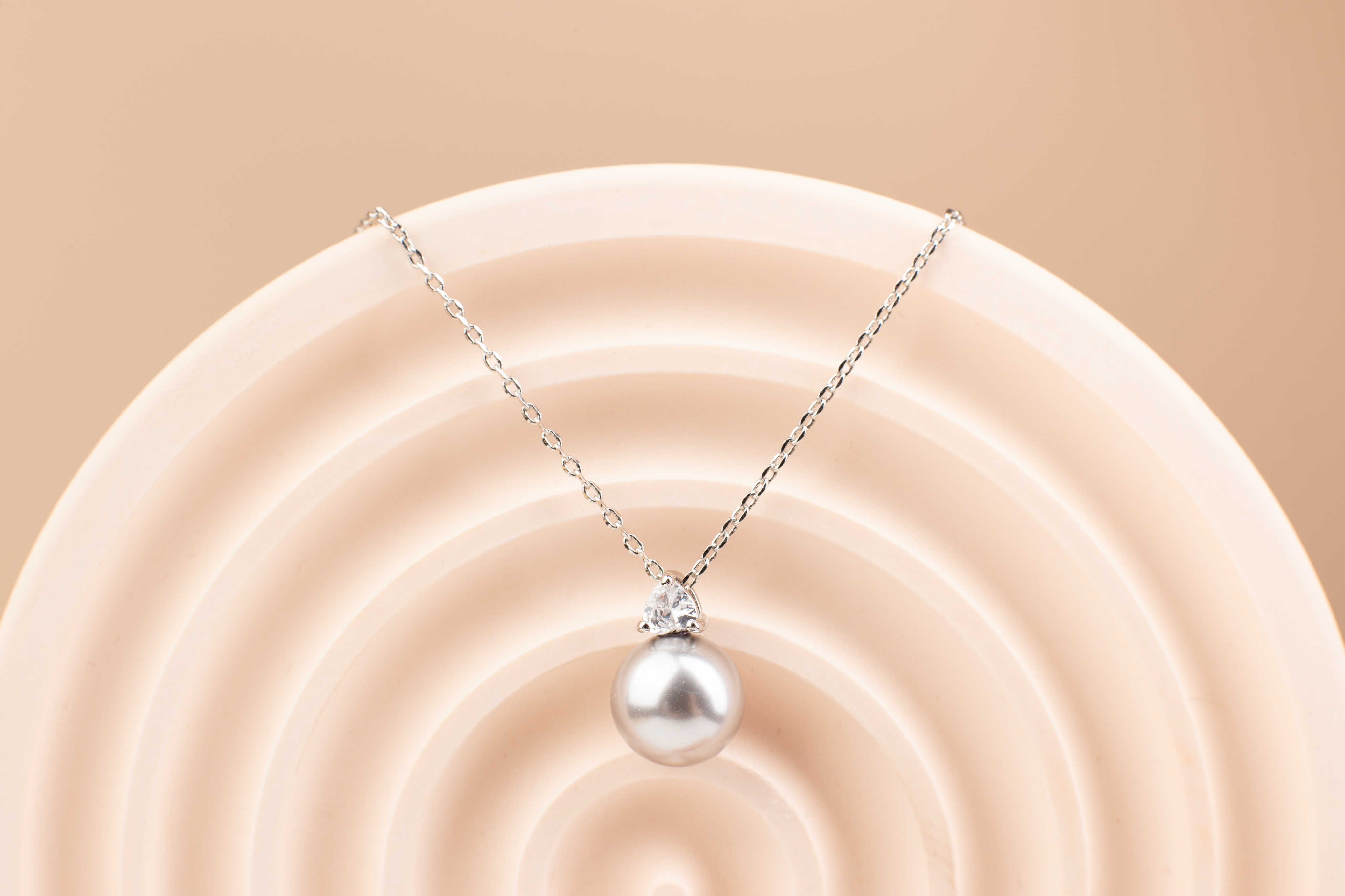 Pearl Pendant Necklace with Gray Pearls and Sparkling Gem