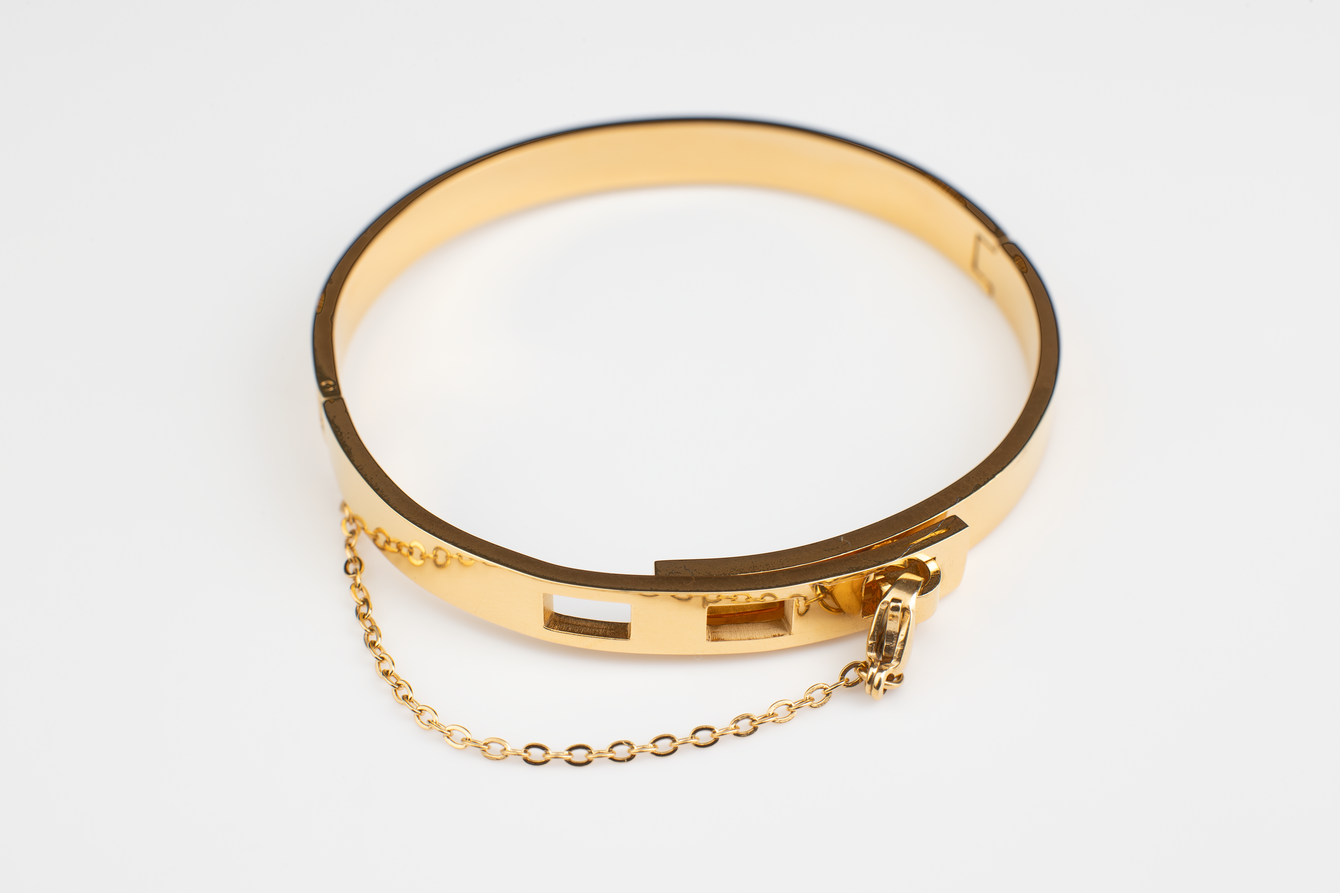 Our gold bracelet, plated with titanium steel and 18K gold, features a clasp closure and adjustable fit, making it both stylish and versatile. Perfect for work and everyday wear, this unisex bangle is a cool and elegant gift option.