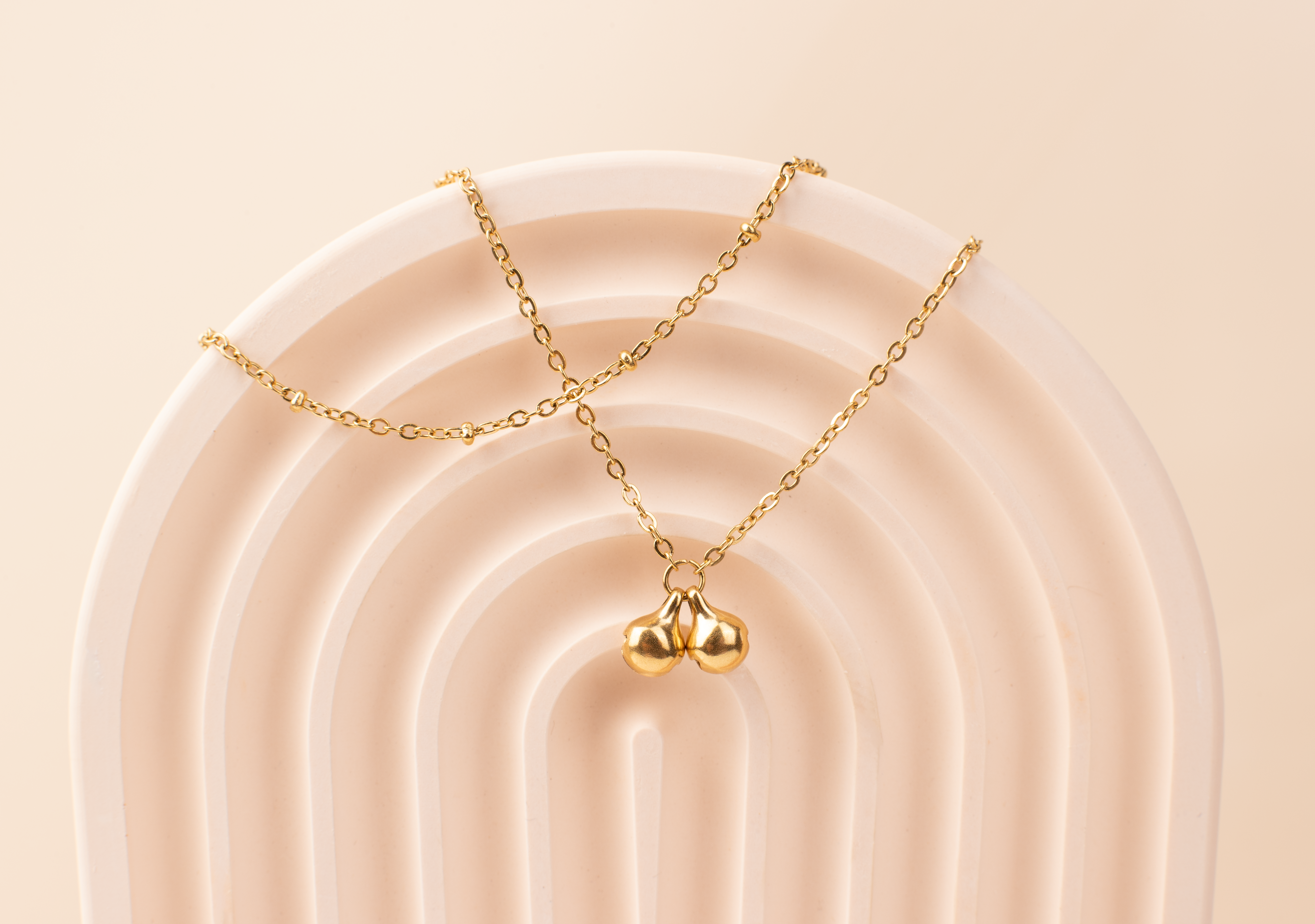 Embrace cuteness with our minimalist anklet featuring adorable bell charms. Crafted with titanium steel plated in 18K gold, this anklet offers a cheerful vibe and versatile charm suitable for various occasions. A perfect gift for any occasion.