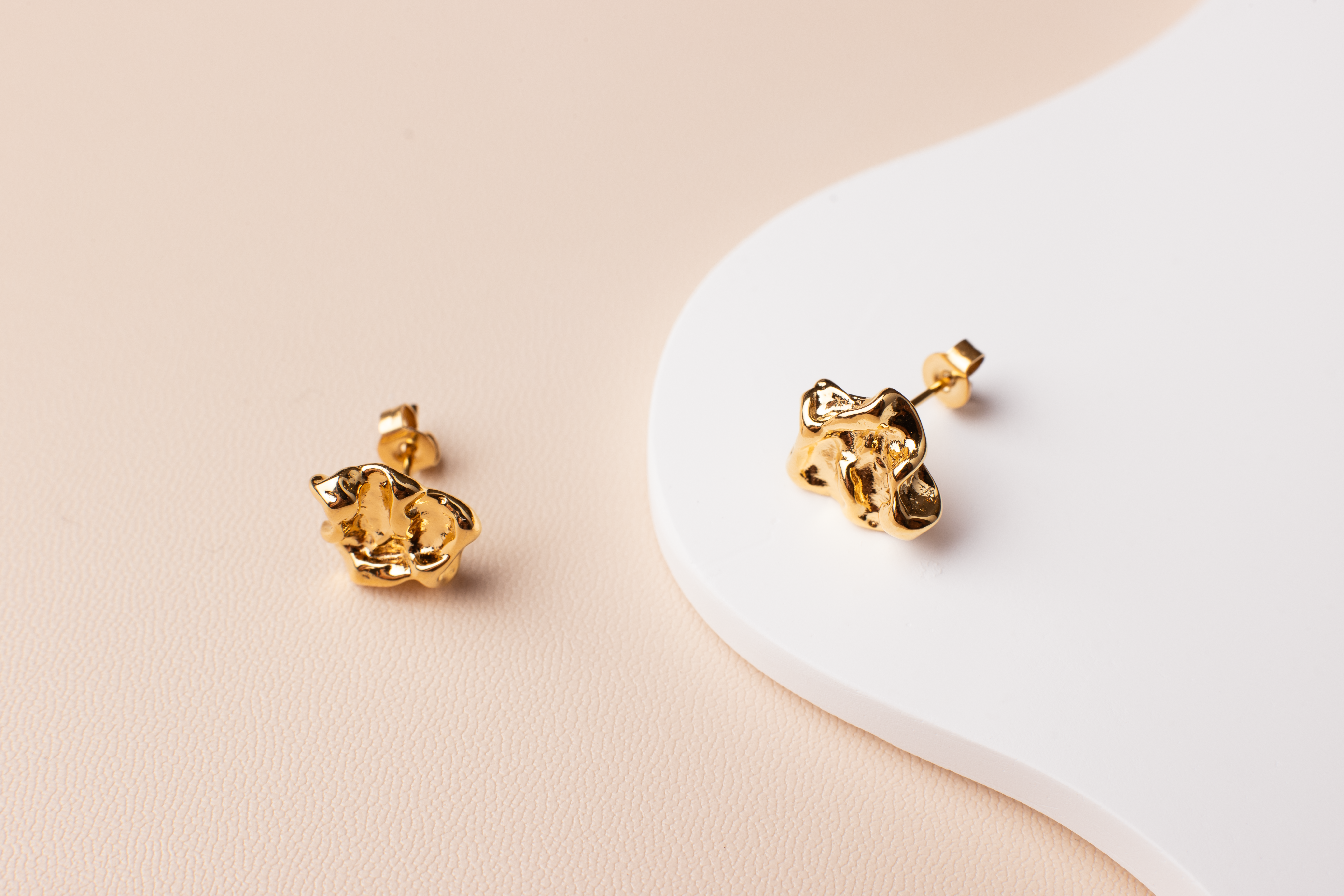 Introducing our latest addition - the minimalist style ear studs, available in both gold and silver tones. These earrings boast a pleated design, blending simplicity with sophistication. With the option for ear clips, they cater to diverse preferences and are suitable for anyone looking to express their unique personality. Crafted with precision from titanium steel with 18K gold plating, these studs are not only versatile for everyday wear but also make for a thoughtful and stylish gift choice.