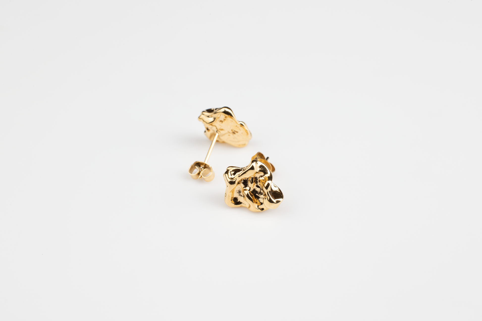 Introducing our latest addition - the minimalist style ear studs, available in both gold and silver tones. These earrings boast a pleated design, blending simplicity with sophistication. With the option for ear clips, they cater to diverse preferences and are suitable for anyone looking to express their unique personality. Crafted with precision from titanium steel with 18K gold plating, these studs are not only versatile for everyday wear but also make for a thoughtful and stylish gift choice.