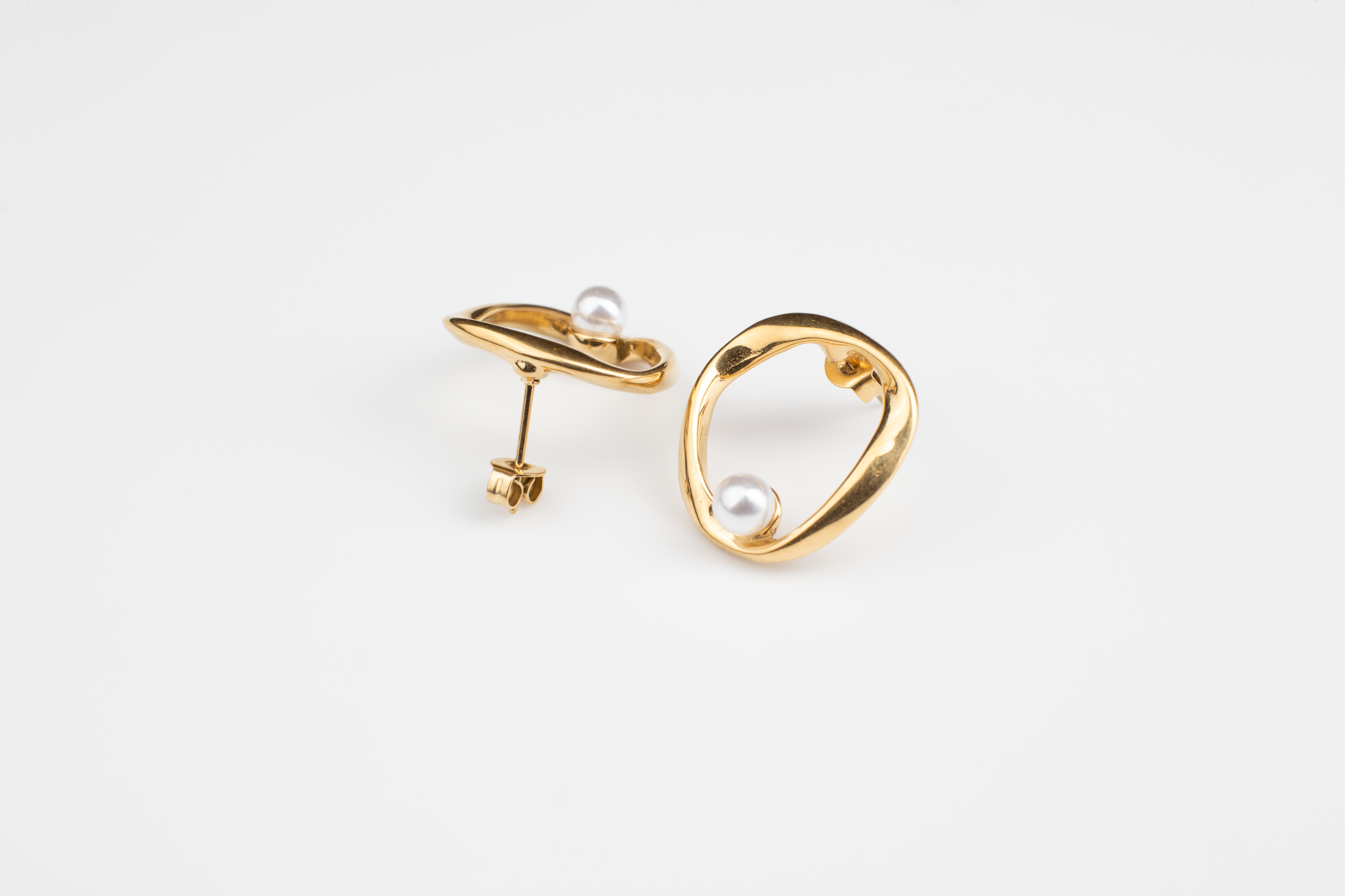 Experience the forefront of fashion with our minimalist yet elegant women's earrings. Crafted with white pearls and available with ear clips, these accessories are versatile for any occasion and complement various outfits effortlessly. Made with titanium steel plated in 18K gold, they are the perfect gift choice.