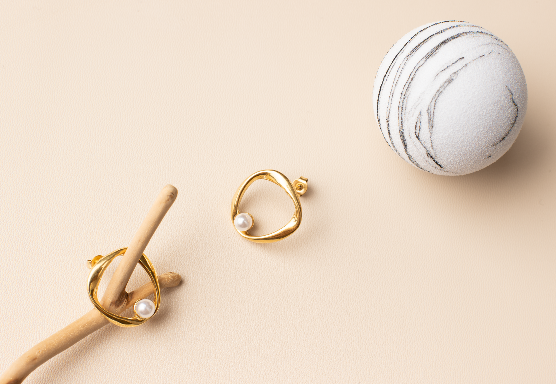 Experience the forefront of fashion with our minimalist yet elegant women's earrings. Crafted with white pearls and available with ear clips, these accessories are versatile for any occasion and complement various outfits effortlessly. Made with titanium steel plated in 18K gold, they are the perfect gift choice.